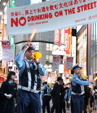 渋谷のハロウィーン、仮装まばら＝「来ないで」呼び掛け、新宿も