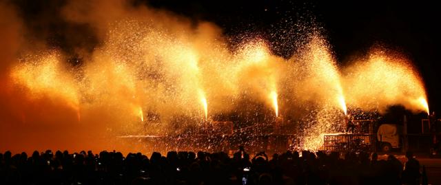 手筒花火146本、雨上がりの夜空を彩る 発祥の地・豊橋で