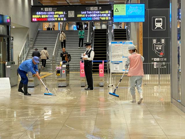 靴を脱いで水の中を歩く乗客も　開業したばかりの松山駅、大雨で浸水