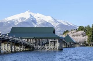 縁起良い？青森・鶴の舞橋、マイ箸に　長い木橋改修で出た廃材をアップサイクル