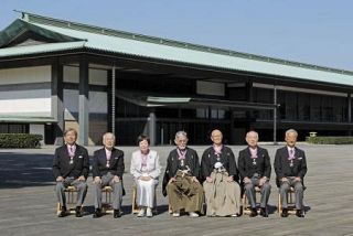 皇居で文化勲章親授式　ちばてつやさんら７人