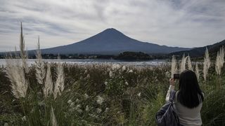 富士山、初冠雪ないまま11月突入 : 統計開始から130年で最遅記録更新中　