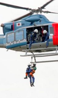 災害時の無線維持でヘリ降下訓練　東京都警察情報通信部