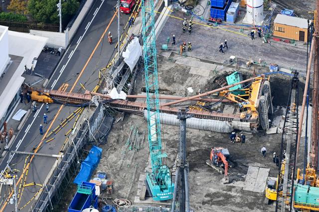 大阪の「太閤園」跡地でくい打ち機横転、道路ふさぐ　男性1人けが