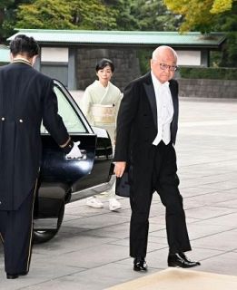 皇居で大綬章の親授式　古賀元連合会長らに