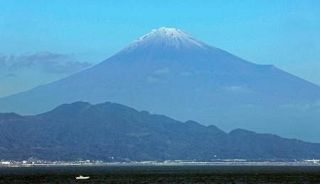 富士山、やっと初冠雪？　静岡側で積雪も正式発表まだ