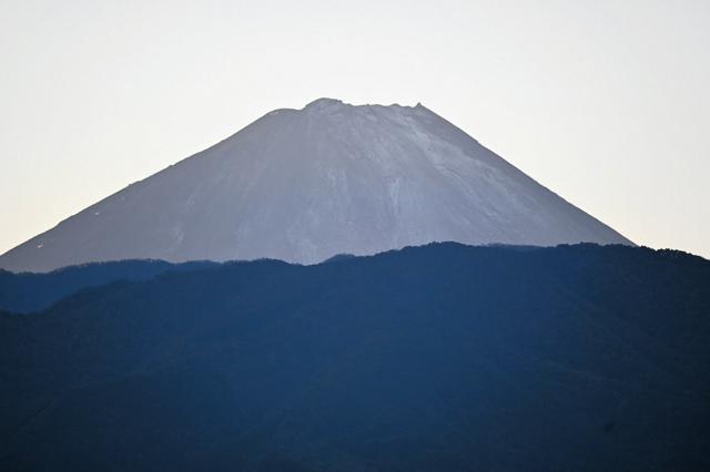 富士山が「初冠雪」　130年で最も遅く11月は初　異例の暖かさで