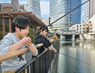 「グイグイ引いた」「釣った実感する」　「江戸前の魚」ハゼ釣り体験　墨田・北十間川で親子連れが参加