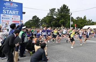 １万７千人、海の上をマラソン　東京湾アクアライン