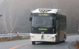 富士山で自動運転バス試乗会　山梨県の鉄道構想に対抗