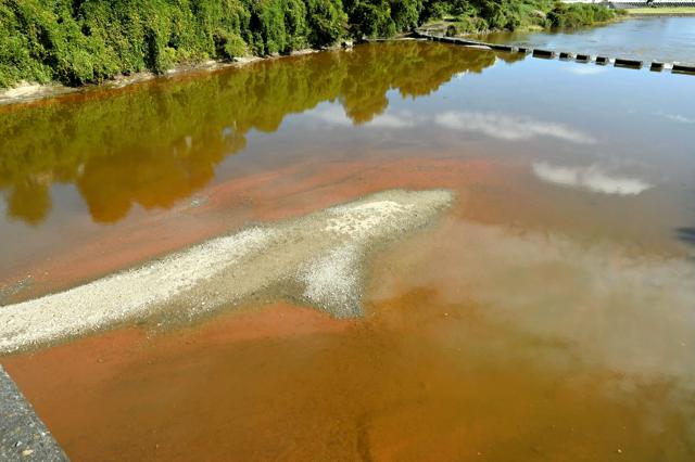 鉄さびが流れ出た?　赤茶色に濁った仙台の広瀬川から、鉄成分を検出