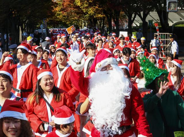 「入院中の子どもにクリスマスプレゼントを」　渋谷でサンタパレード