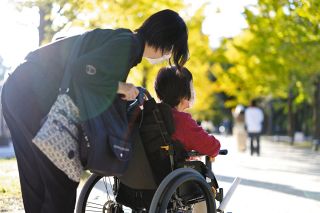 家族代行の弥里さんとは「お金の関係だけど、それ以上」　付き合い7年の利用者、越えない「一線」もある