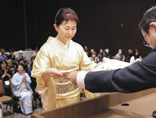 東京書作展表彰式　最高賞の根本春晶さん「書に真摯に向き合い勉強を続けていきたい」