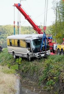 三重でバス転落、１１人けが　３メートル下、全員命に別条なし