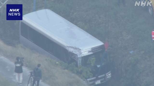 三重 桑名の県道でマイクロバスが川に転落 11人けが