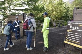 ゲート閉鎖、２時間前倒し案浮上　来夏の富士山で山梨県