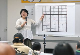 「数独」こうすれば解けます　ニコリの「いかこ先生」が東京新聞本社で特別講座