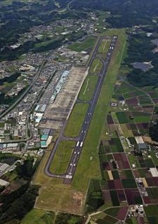 鹿児島空港で日航機パンク　けがなし、滑走路一時閉鎖