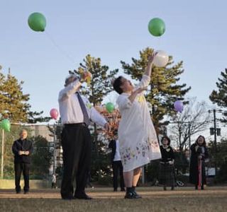 犠牲姉妹しのび空に風船　東名飲酒運転事故から25年