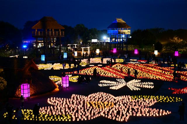 弥生時代の建物群、幻想的に 吉野ケ里歴史公園でライトアップ