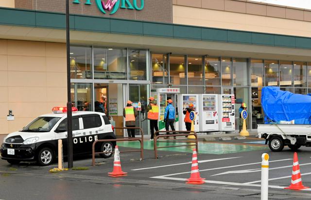 秋田市のスーパーにクマ、1日朝も店内に居座り　従業員が襲われけが