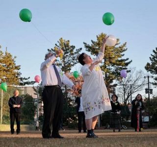 犠牲姉妹しのび空に風船　東名飲酒運転事故から２５年