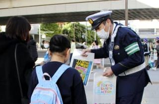 夜間外出「反射材を身に着けて」　警視庁、渋谷で歩行者に呼びかけ