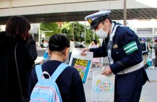 夜間外出「反射材を身に着けて」　警視庁、渋谷で歩行者に呼びかけ