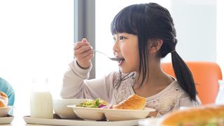 小中の給食無償化は3割　6年で7倍に