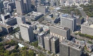 国家公務員に冬のボーナス　追加支給で７２万円