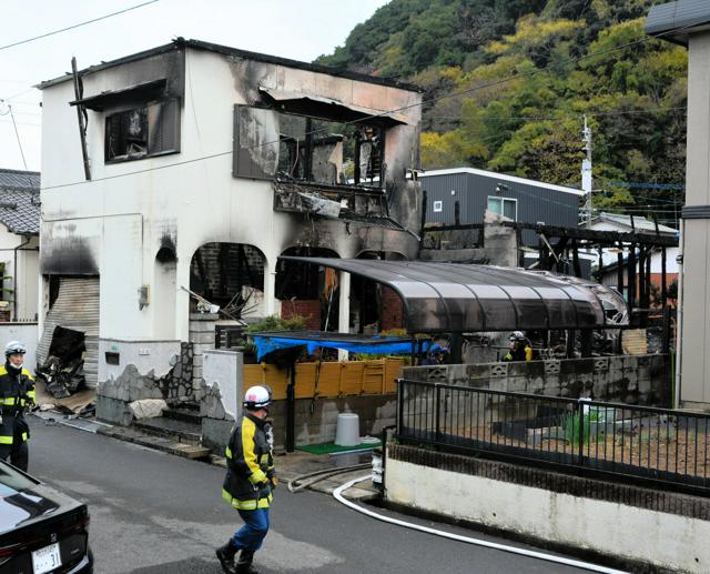 北九州市で住宅が全焼、焼け跡から2人の遺体、1人がやけど