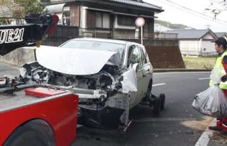 乗用車事故、2人意識不明　他に1人負傷、鹿児島