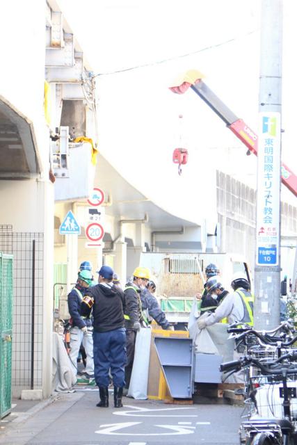 京成線高架から重さ15トンの鉄骨落下　東京・足立の千住大橋駅付近