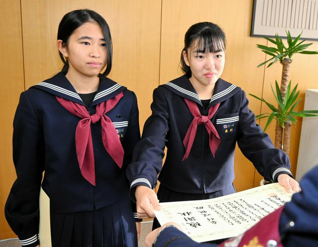 「おなかすいたな」そんな部活帰りに人命救助　女子中学生2人を表彰