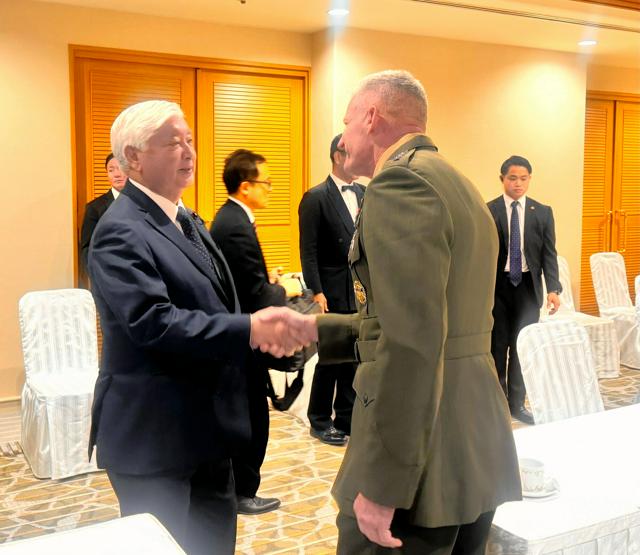 中谷防衛相が在沖米軍トップと会談　抑止力強化と沖縄の負担軽減確認