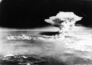 迎えた終戦に涙する日本兵　沖縄戦と特攻、原爆投下＜ビジュアル特集・戦後80年 1-5 ＞