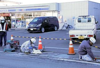 富士撮影スポットに柵新設、山梨　車道横断対策でコンビニ側