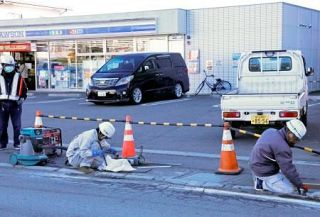 富士撮影スポットに柵新設、山梨　車道横断対策でコンビニ側