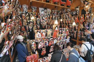 浅草寺の羽子板市始まる　師走の風物詩　大谷翔平デザインの変わり羽子板なども