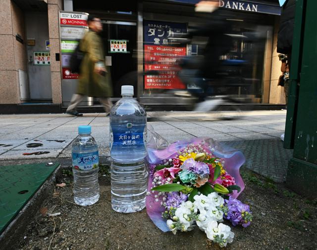 クリニック放火殺人から3年の朝に献花　「今も帰ってくる気がして」