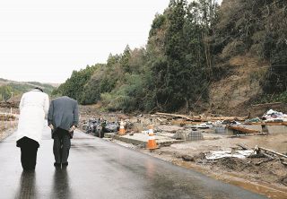 天皇・皇后両陛下、頭を下げて豪雨犠牲者を追悼　「大変でしたね」傷痕残る能登半島に地震以降3度目の訪問