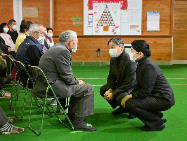 両陛下、3度目の能登訪問　被災者に「おつらかったですね」