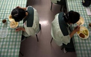 女性受刑者、窃盗と薬物が８割　高齢入所増、２４年版の犯罪白書