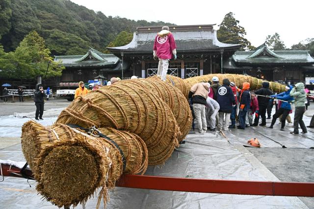 「日本一」の大しめ縄ずしり、新年の足音そこまで　宮地嶽神社