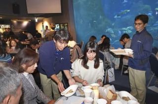 魚食べ、海洋環境考える夜の水族館　クロダイやカマス、東京の団体が開催